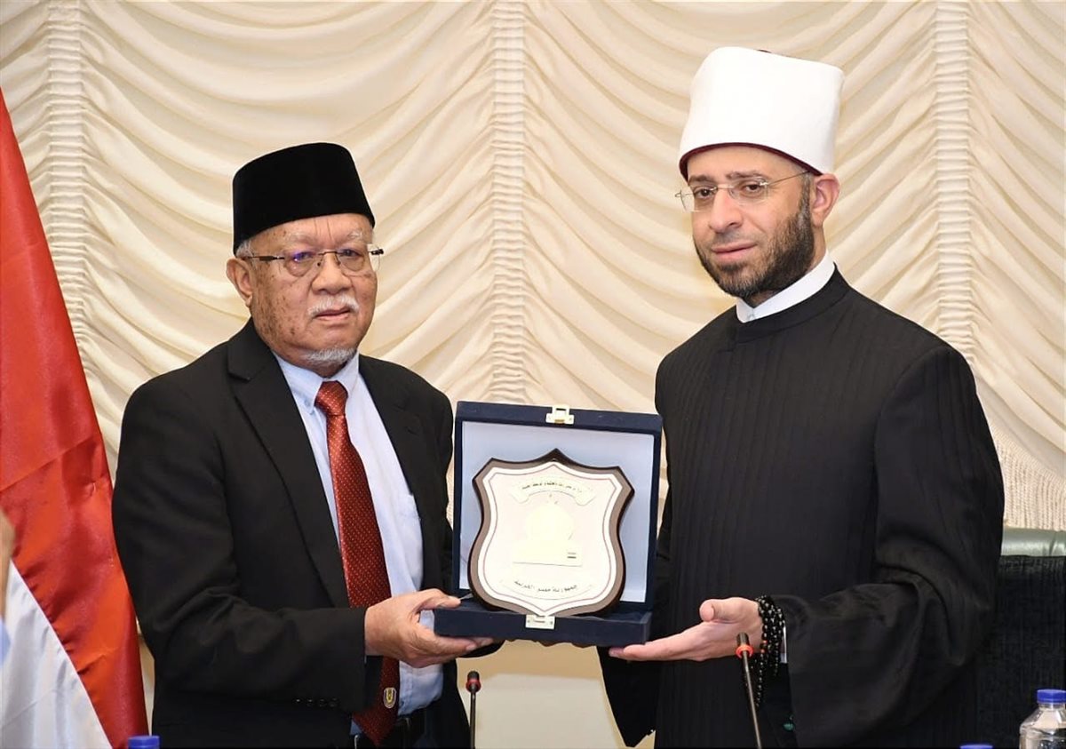 وزير الأوقاف يستقبل وفد ماليزي لتعزيز التعاون الديني والثقافي