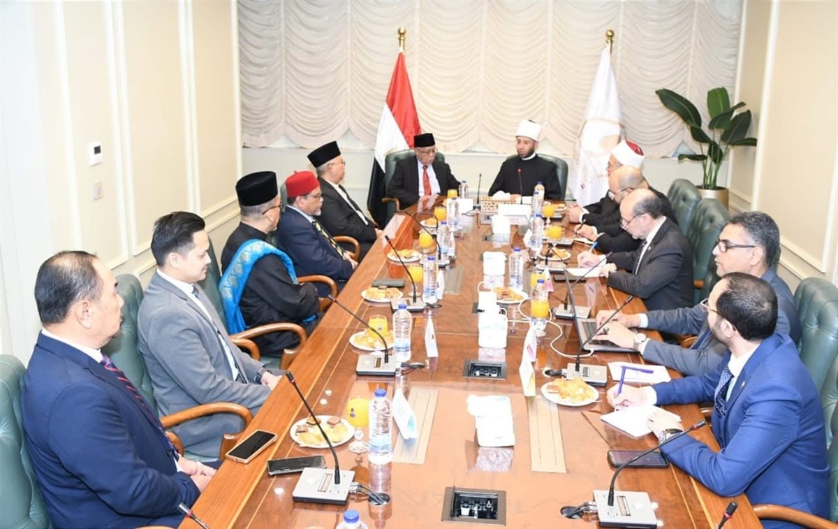 وزير الأوقاف يستقبل وفد ماليزي لتعزيز التعاون الديني والثقافي