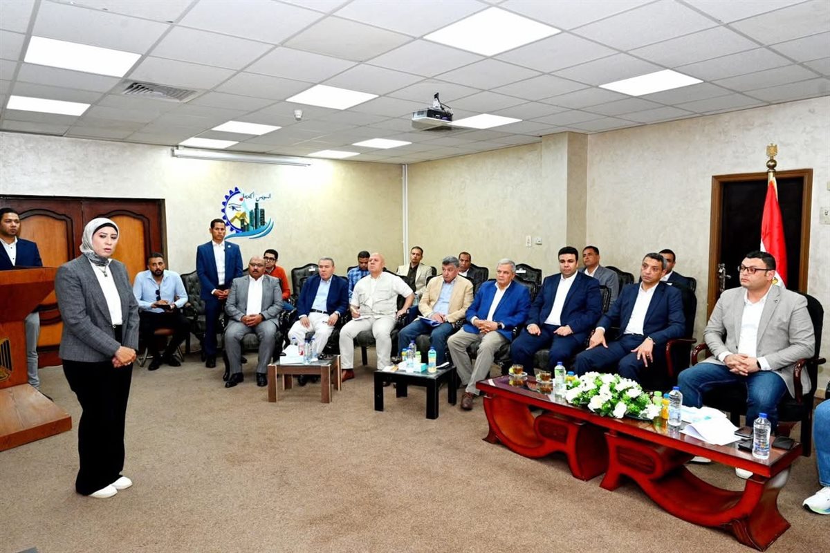 وزير الإسكان يتابع مشروعات السويس الجديدة