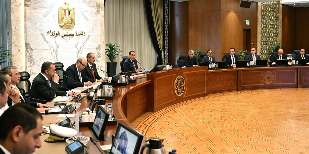 رئيس الوزراء يتابع مع وزراء الاتصالات والسياحة والطيران خطة تسهيل دخول السائحين عبر تأشيرة إلكترونية عاجلة