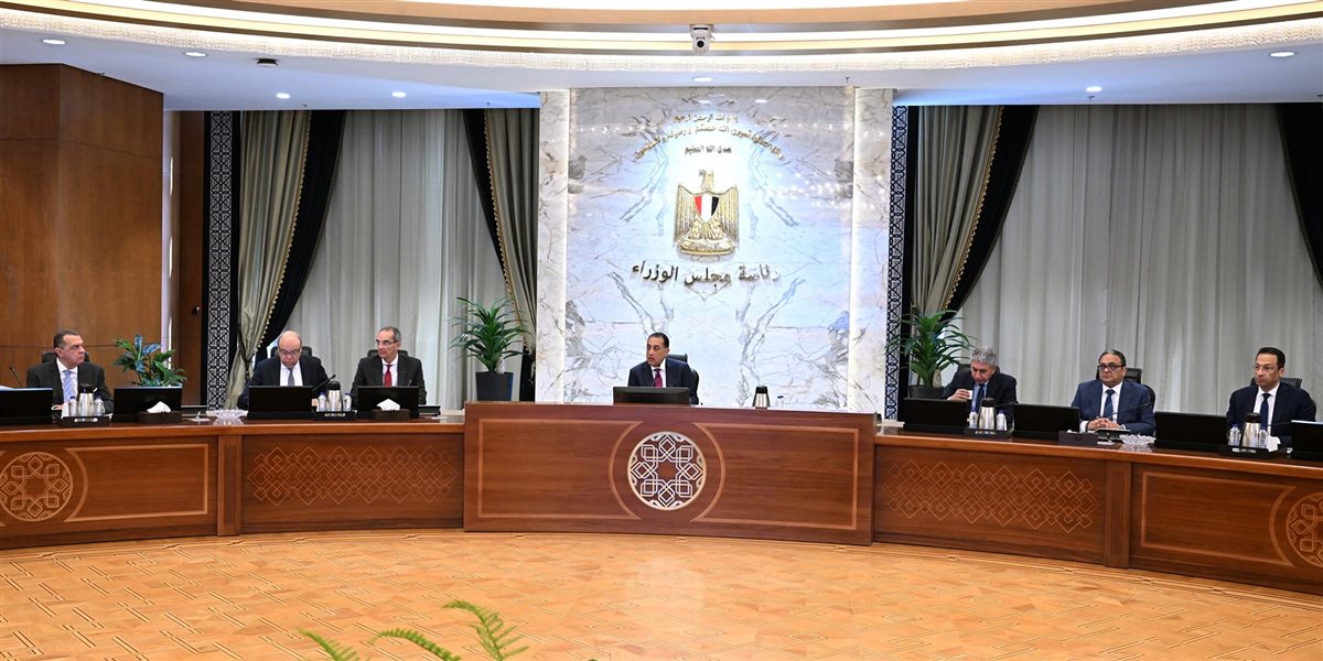رئيس الوزراء يتابع مع وزراء الاتصالات والسياحة والطيران خطة تسهيل دخول السائحين عبر تأشيرة إلكترونية عاجلة