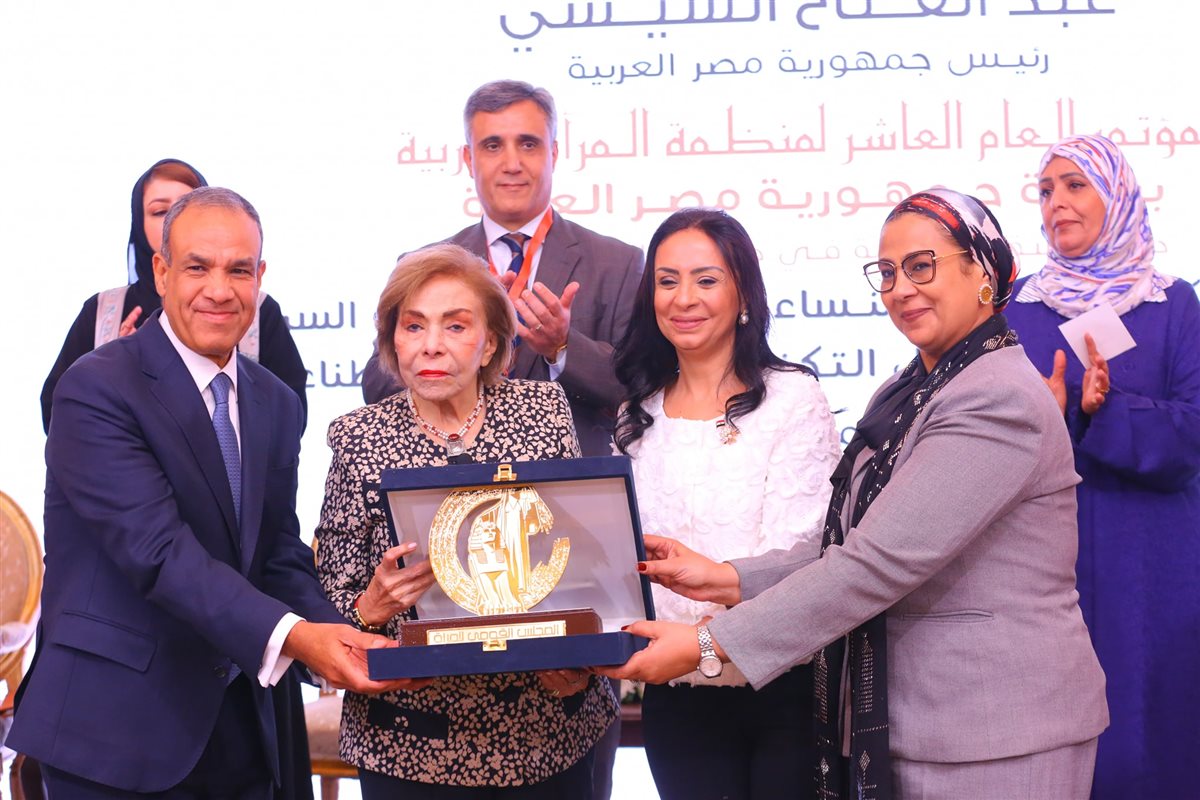 افتُتح المؤتمر العام العاشر لمنظمة المرأة العربية بحضور وزراء ومسؤولين من مصر والدول العربية