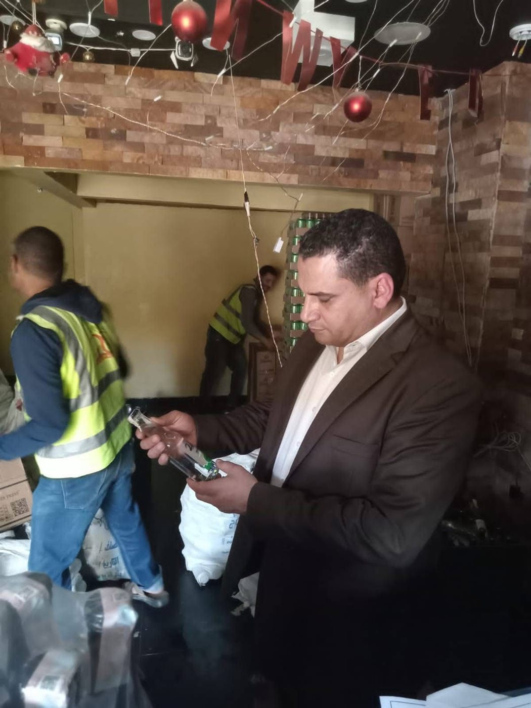 ضبط 7000 زجاجة مشروبات كحولية داخل محل غير مرخص في الشيخ زايد ضمن حملة تموينية مكبرة نفذتها محافظة الجيزة