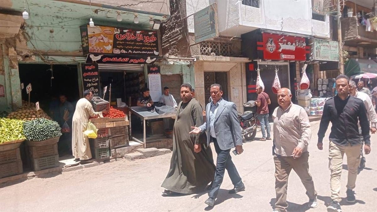 إزالة الإشغالات والتعديات في شارع رياض بمحافظة أسيوط