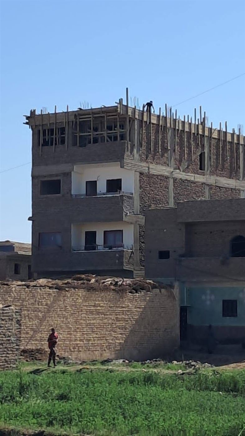 إزالة تعديات على أراضي زراعية بمركز أرمنت