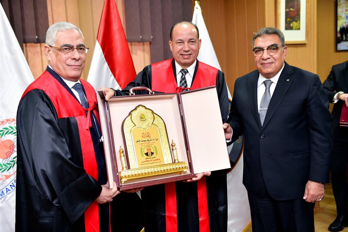 النائب العام خلال تسلمه شهادة الدكتوراه الفخرية من رئيس الجامعة