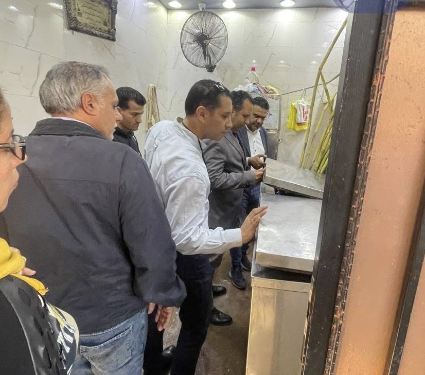 غلق وتشميع محال تجارية مخالفة في حي الجمرك
