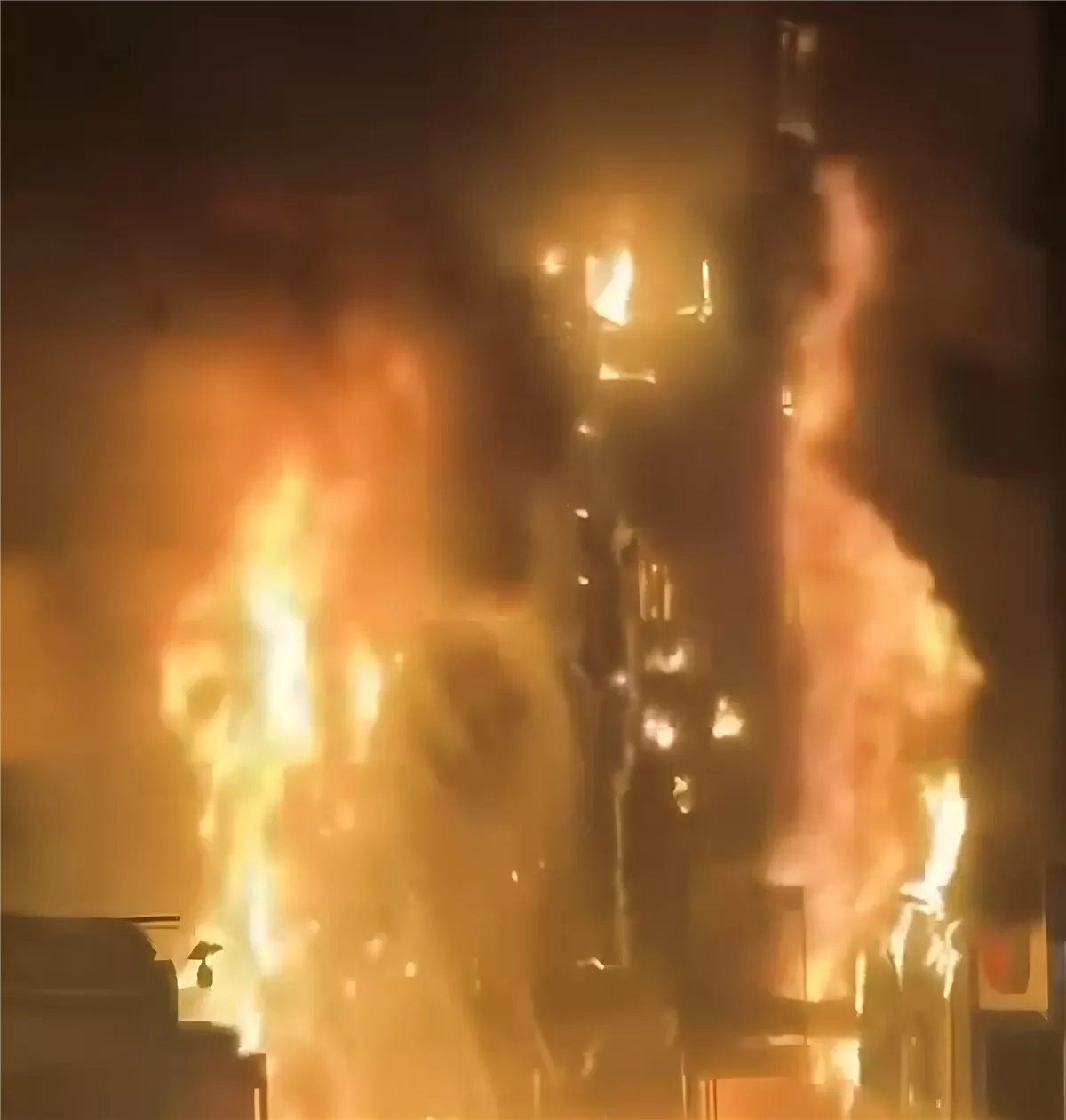 اندلاع النيران في محل تجاري بميدان سفير