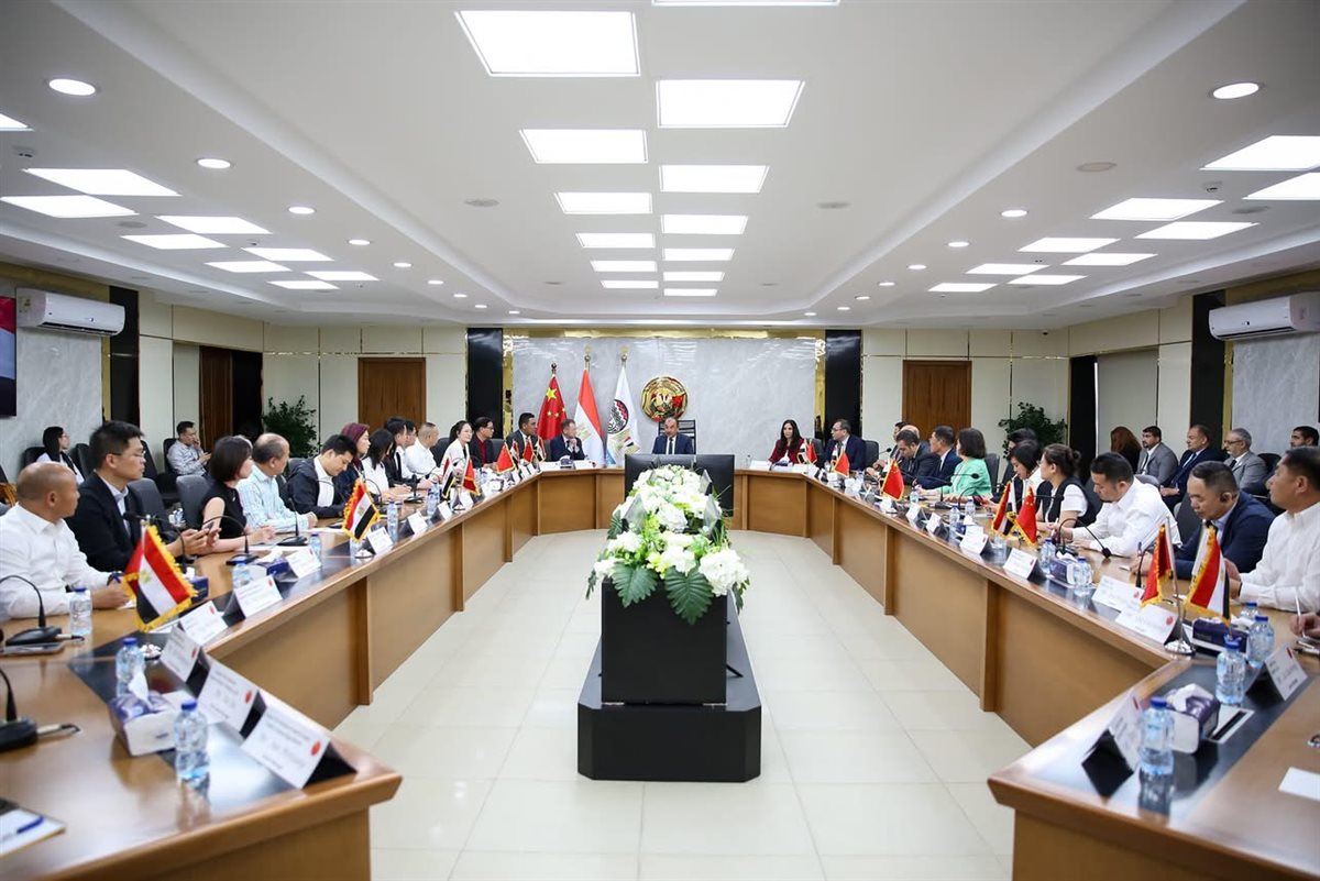 استقبل وزير قطاع الأعمال وفدًا صينيًا لبحث الشراكة في الغزل والنسيج