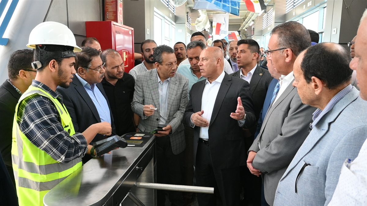 وزير الصناعة والنقل يتفقد المرحلة الأولى من مشروع BRT على الطريق الدائري ويؤكد جاهزية المحطات للتشغيل، ويعلن توطين صناعة الأتوبيسات الكهربائية وتشغيل 100 أتوبيس