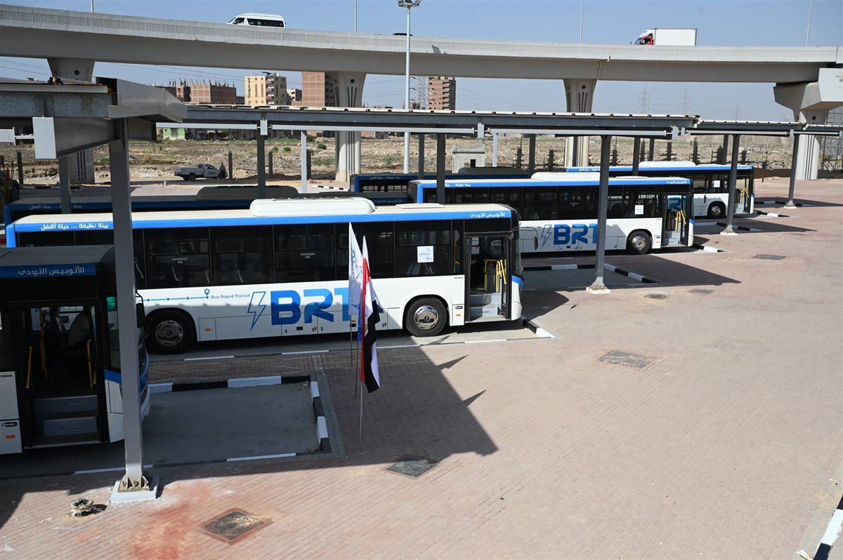 وزير الصناعة والنقل يتفقد المرحلة الأولى من مشروع BRT على الطريق الدائري ويؤكد جاهزية المحطات للتشغيل، ويعلن توطين صناعة الأتوبيسات الكهربائية وتشغيل 100 أتوبيس