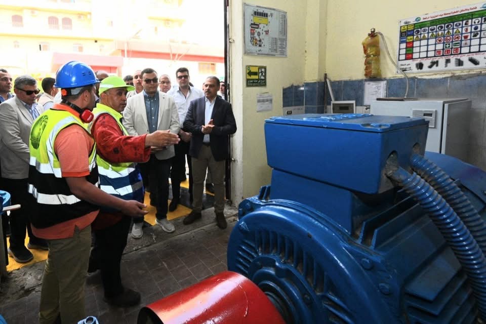 وزير الإسكان ومحافظ الشرقية يتفقدان محطة مياه العزيزية بمنيا القمح