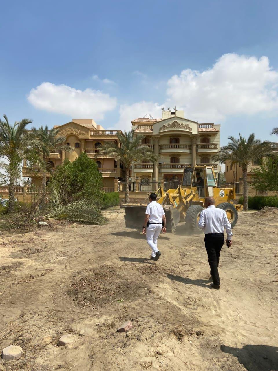 وزير الإسكان يصدر قرارات إزالة لمخالفات وتعديات بناء في الساحل الشمالي وملوي الجديدة ويؤكد استمرار الحملات لضبط المخالفات العمرانية