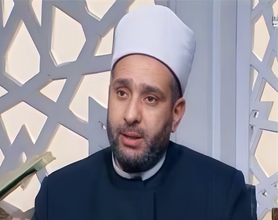 الشيخ حسن اليداك يوضح الفرق بين قراءة القرآن من الهاتف والمصحف الورقي