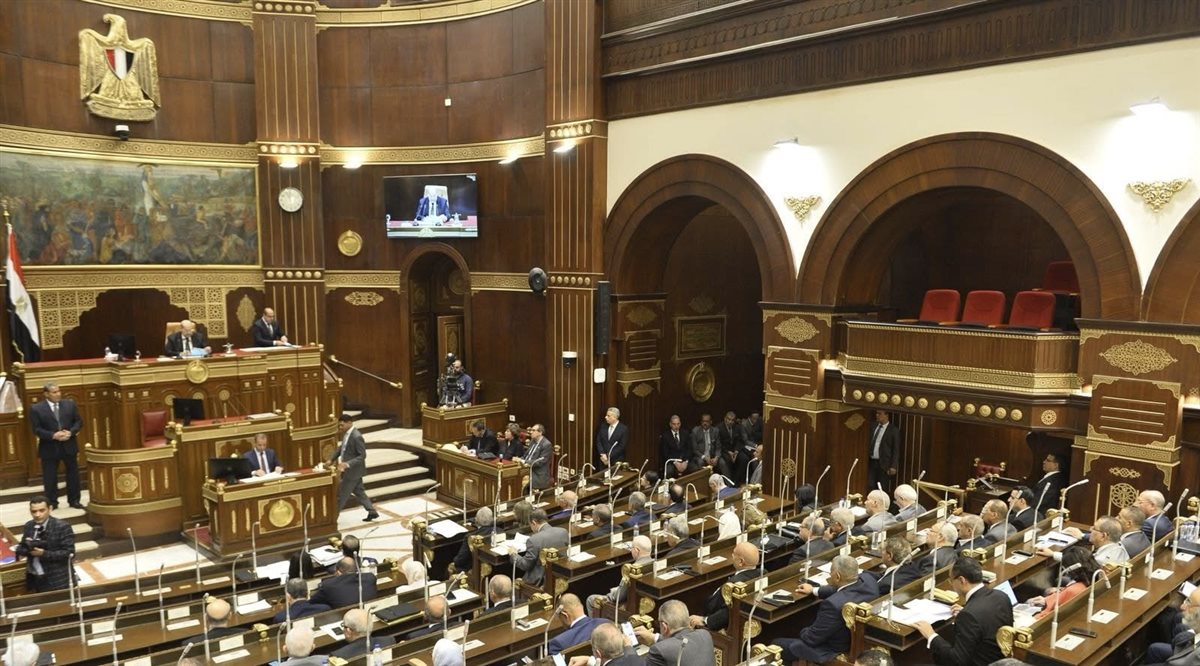 البرلمان يناقش قانون التنمية الاقتصادية بحضور وزير الشئون النيابية ووزيرة التخطيط