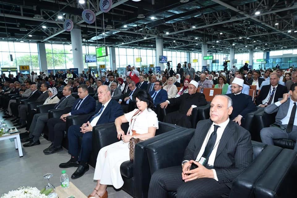 مطار القاهرة يحتضن احتفالية توديع أول أفواج الحجاج