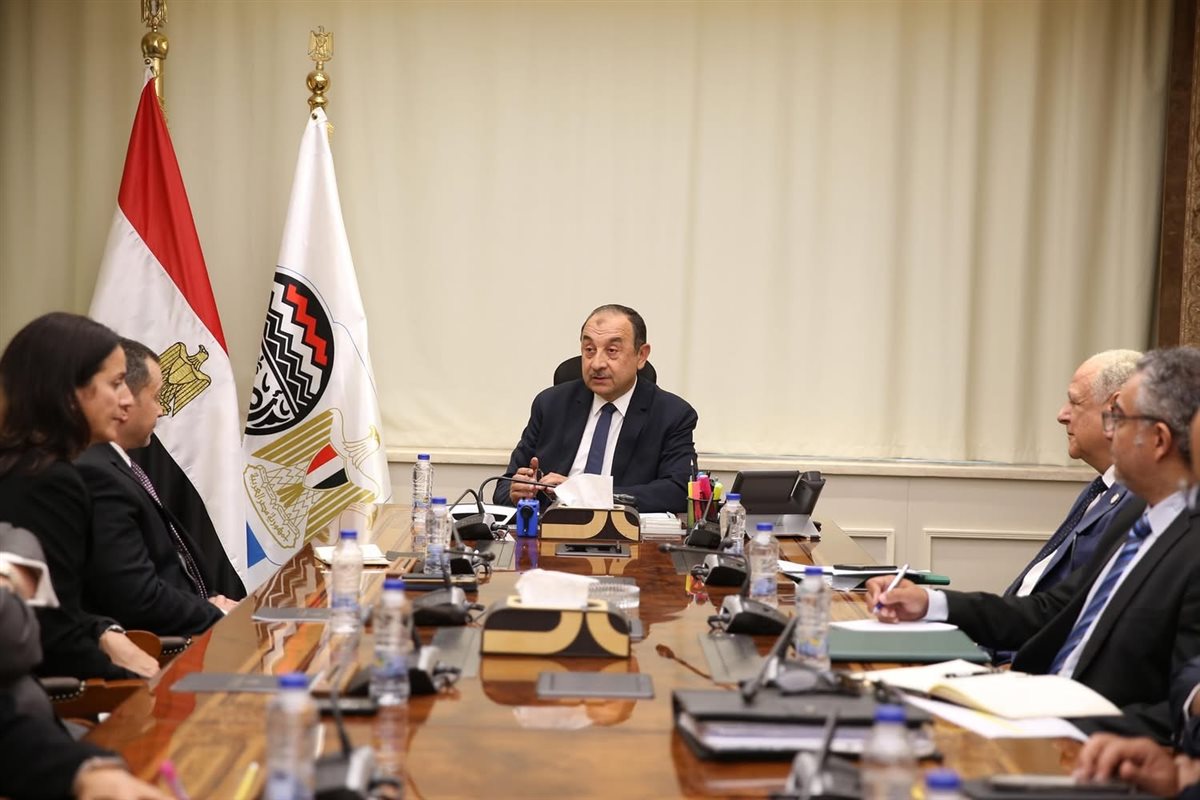 وزير قطاع الأعمال يلتقي وفد “بريتش بتروليوم” لمتابعة إعادة تشغيل مصنع الأنود بالعين السخنة