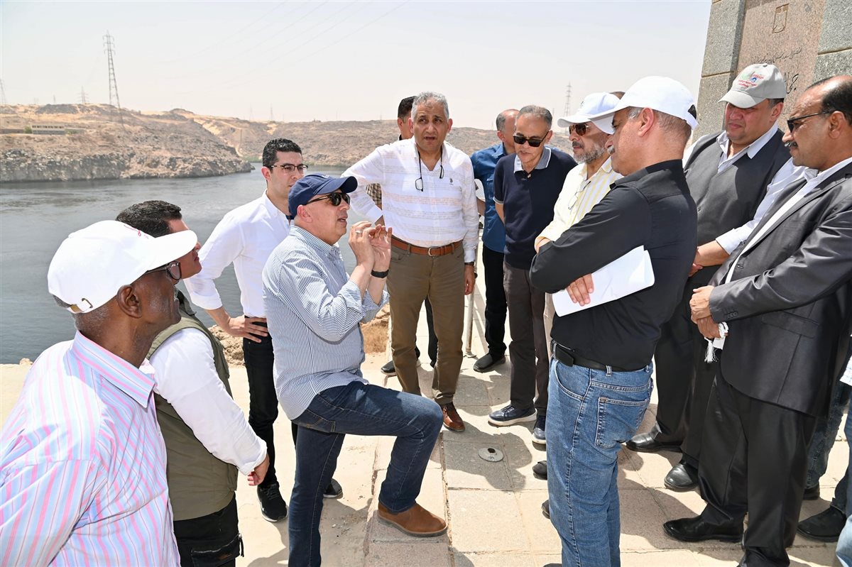 وزير الري يتفقد مواقع تاريخية في أسوان تشمل حجر الأساس ونموذج السد العالي ويوجه بتحويلها إلى مواقع جذب سياحي