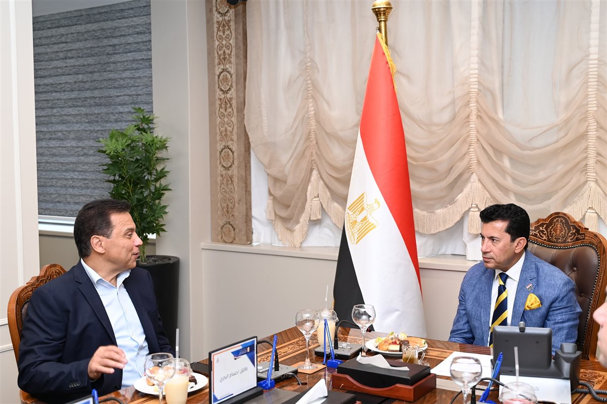 وزير الشباب والرياضة يستقبل بعثة الرياضيين المصريين العائدين من ليبيا ويكرمهم رسميًا