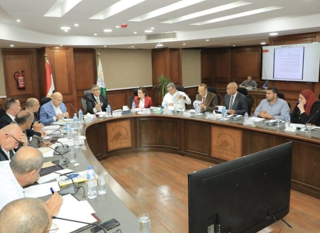 اجتماع محافظ الجيزة مع مجلس إدارة مشروع الجبانات