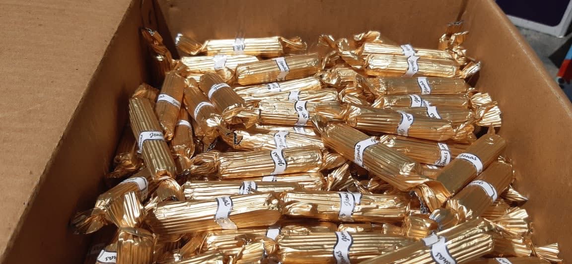 صناديق حلوى مجهولة المصدر تم التحفظ عليها