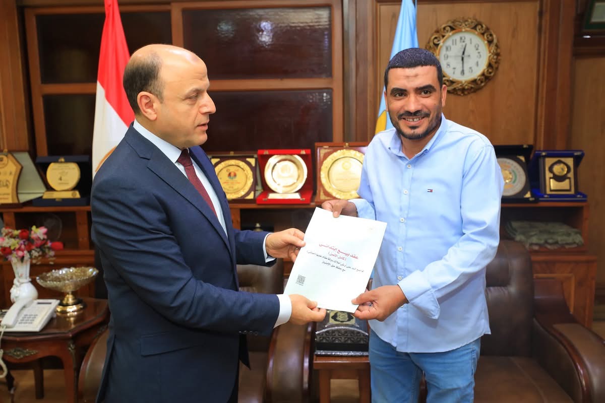 تسليم 14 عقد تقنين للمستفيدين