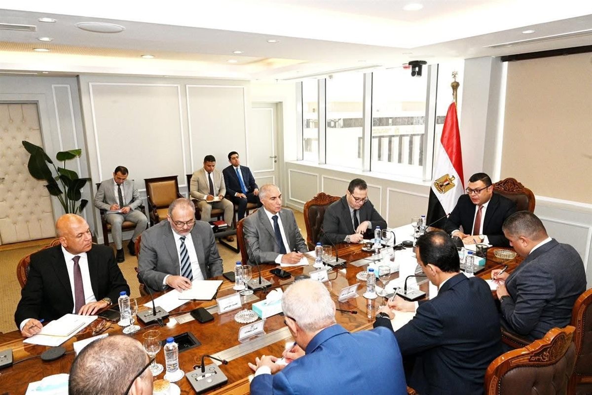 وزير الإسكان يتابع ملفات هيئة المجتمعات العمرانية