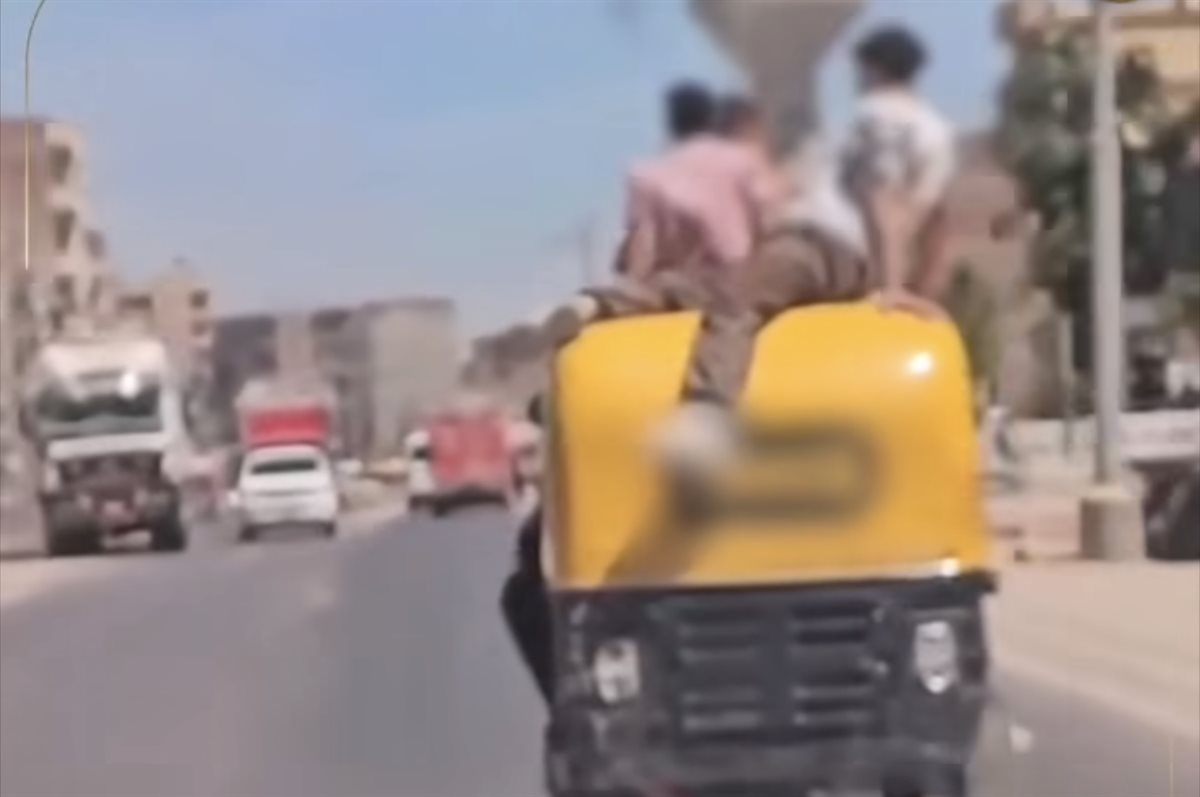 طلاب على سقف توك توك في البحيرة دون ترخيص