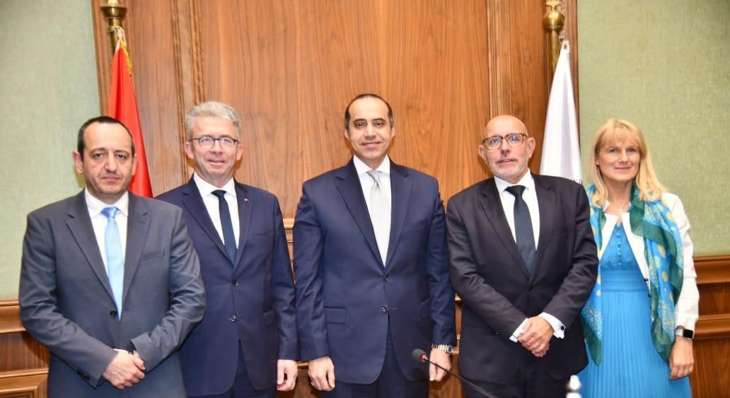 وزير الشؤون النيابية يستقبل وفد البرلمان الأوروبي