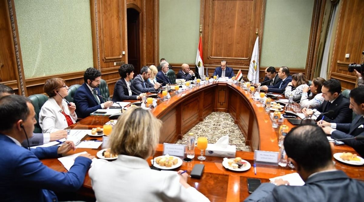وزير الشؤون النيابية يستقبل وفد البرلمان الأوروبي
