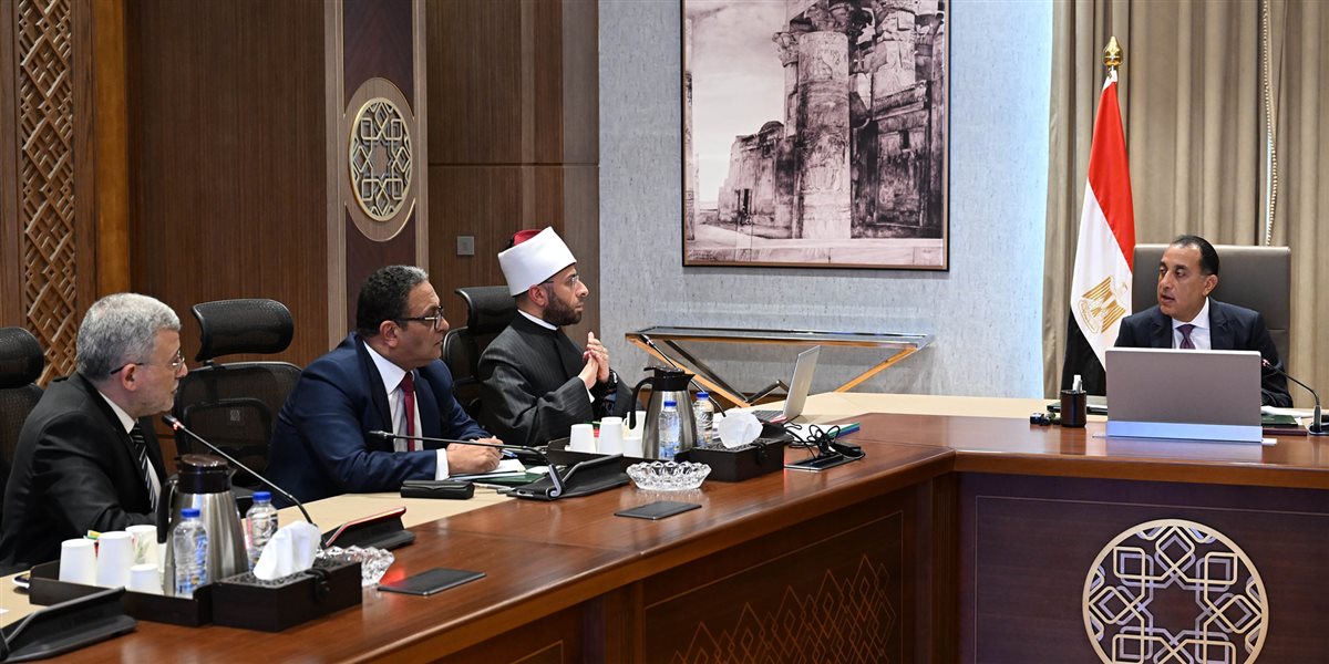 اجتماع موسع بين رئيس الوزراء ووزير الأوقاف