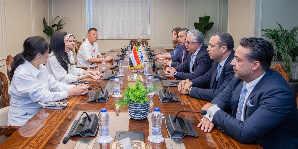 توقيع عقد جديد مع شركة صينية لإقامة مصنع ملابس جاهزة