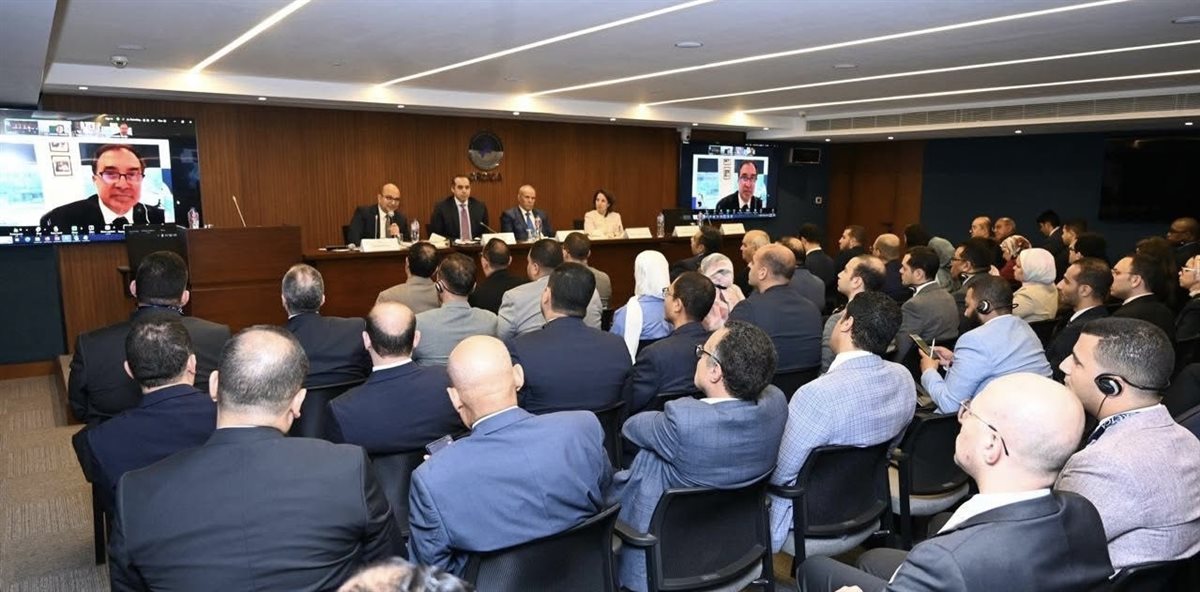 حضور مكثف من خبراء القانون والاستثمار في الفعالية