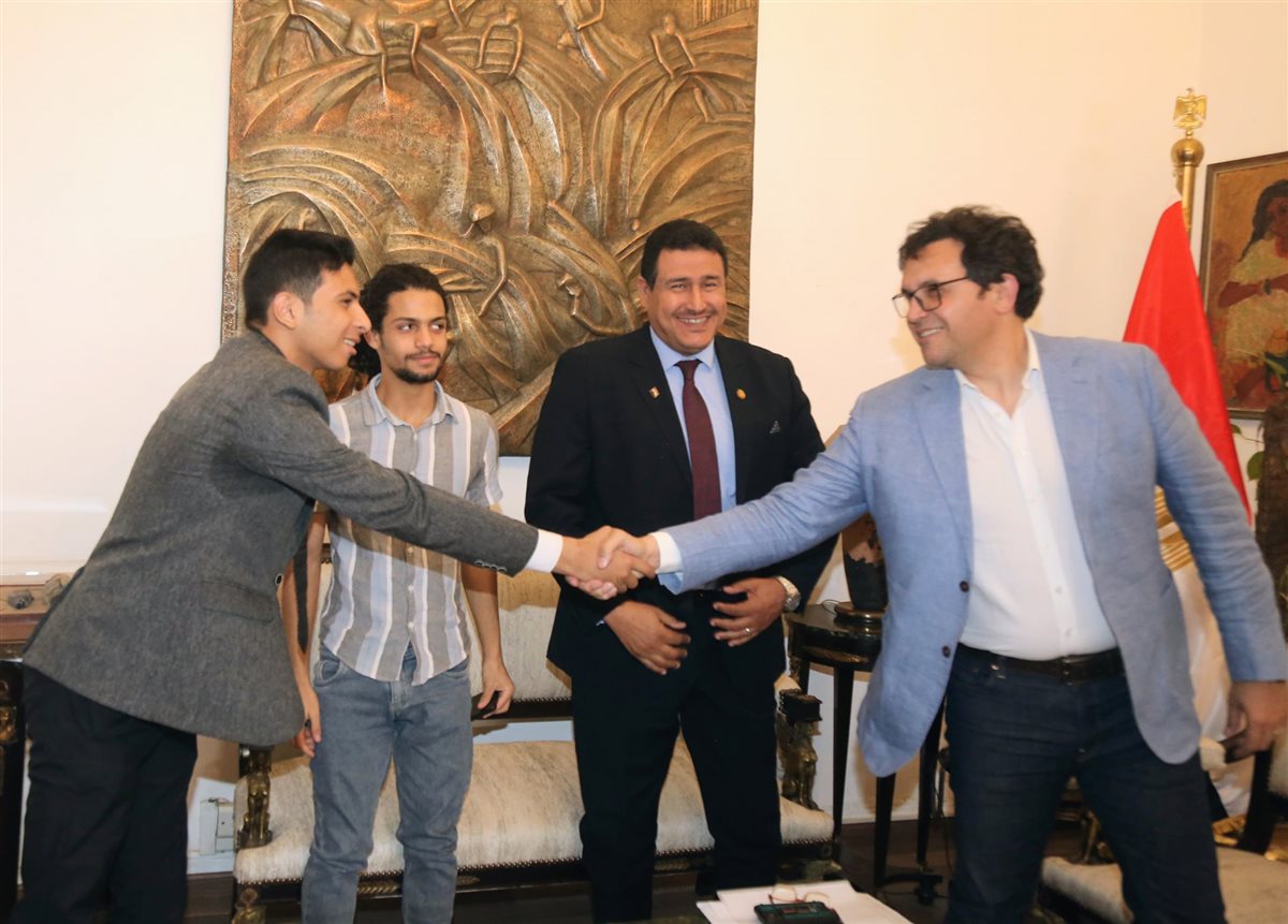 وزير الثقافة يسلم بطاقات “أهلاً وسهلاً بالطلبة” لأول المشتركين بالمبادرة