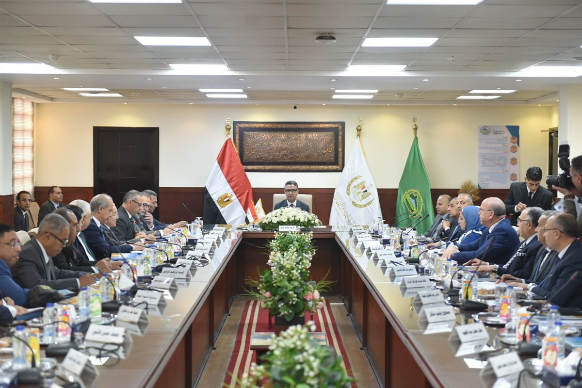 اجتماع وزير التموين مع الجمعية العامة للقابضة للصوامع