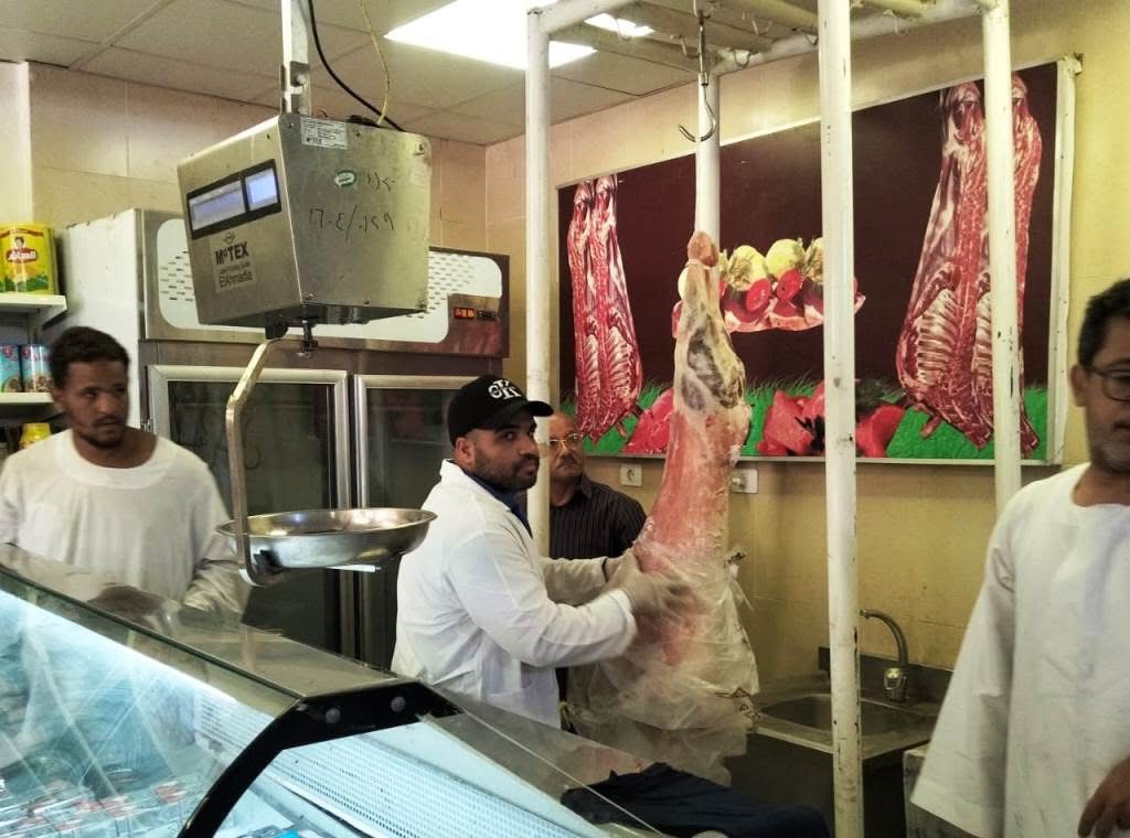 مسؤولون أثناء التفتيش على محلات اللحوم