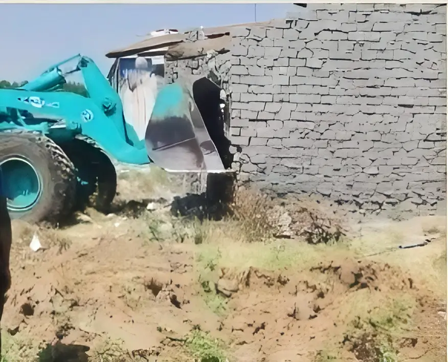 مبنى مخالف تم إزالته بالكامل بقرية أكياد القبلية