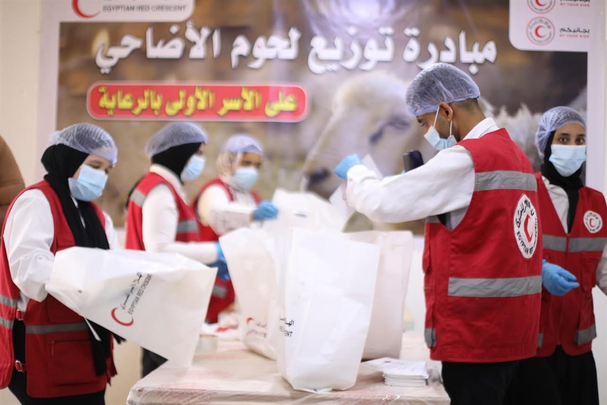 متطوعو الهلال الأحمر يجهزون طرود لحوم الأضاحي
