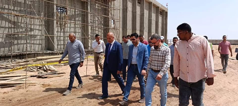 وزير الإسكان يتابع مشروعات المرافق بالعبور الجديدة