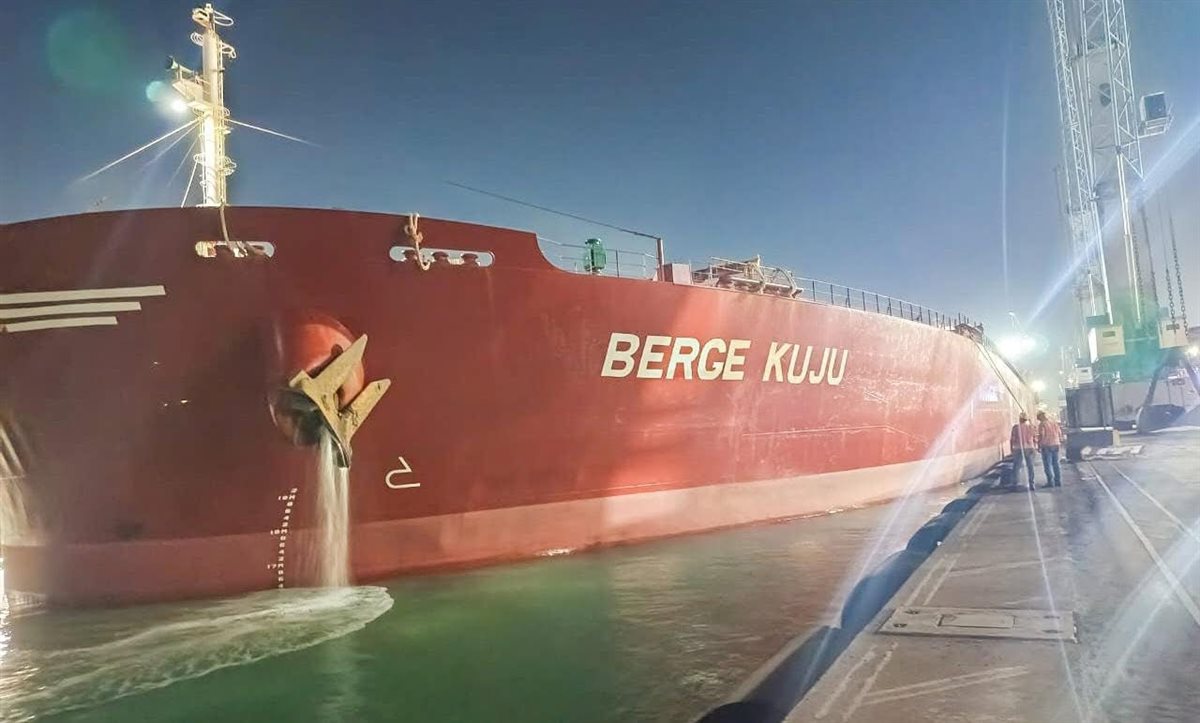 ميناء السخنة يستقبل Berge Kuju بحمولة 180 ألف طن خام حديد