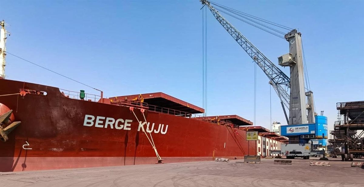 ميناء السخنة يستقبل Berge Kuju بحمولة 180 ألف طن خام حديد