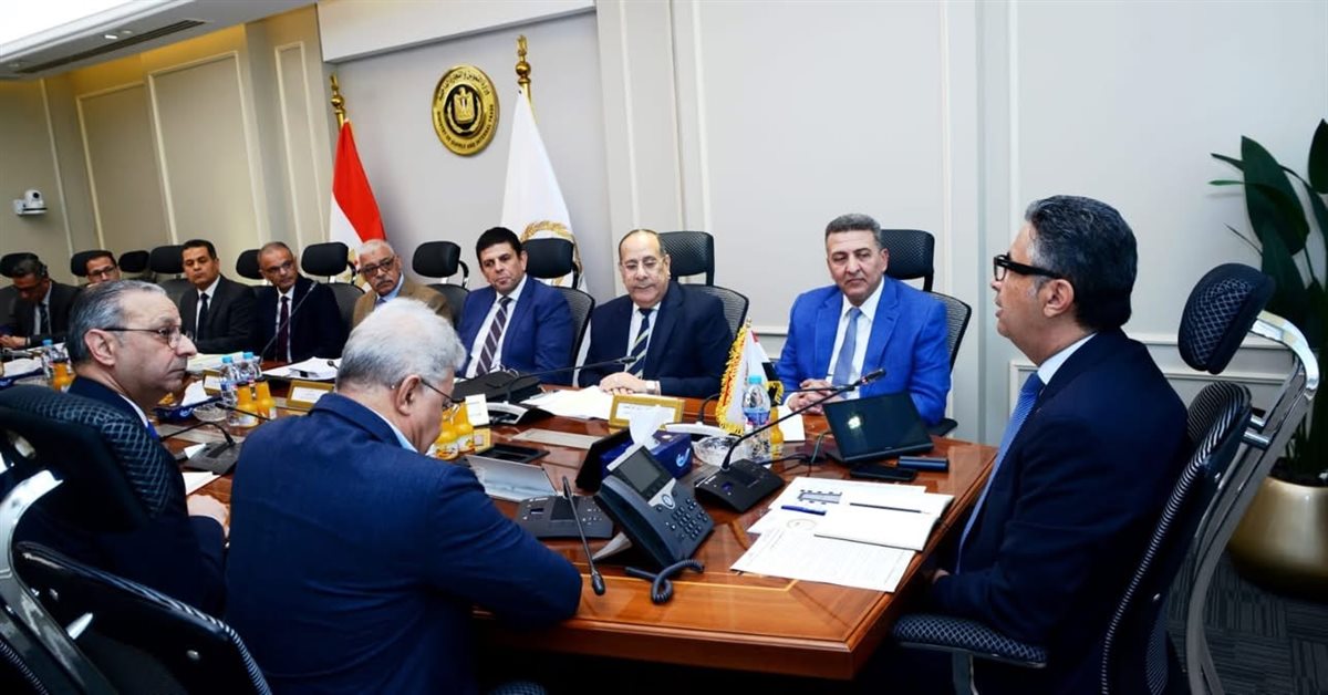اجتماعًا مع الشركة القابضة للصناعات الغذائية لمتابعة مخزون السلع الأساسية