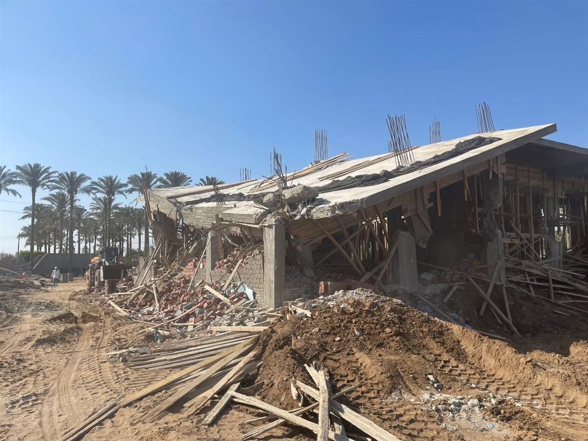 فرق إزالة تعمل بهدوء وسط مراقبة أمنية