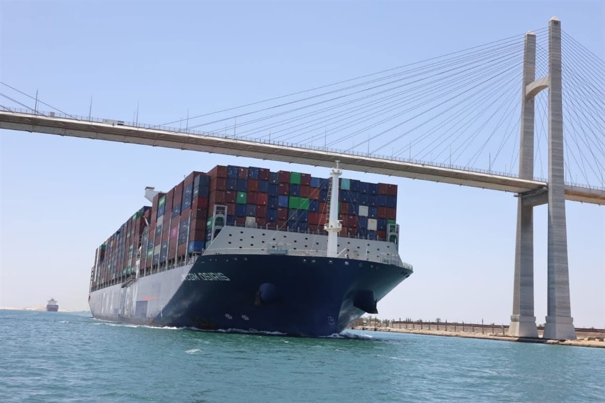 قناة السويس تستعيد حركة سفن الحاويات العملاقة بعبور “CMA CGM OSIRIS”