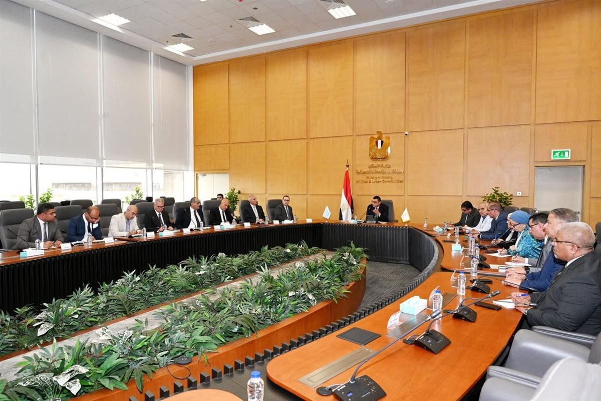 ترشيد الطاقة والمياه في المدن الجديدة على طاولة وزير الإسكان