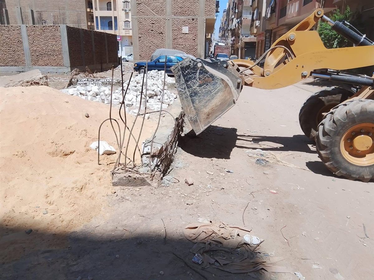 إزالة بناء مخالف بمنطقة حوض ال 18
