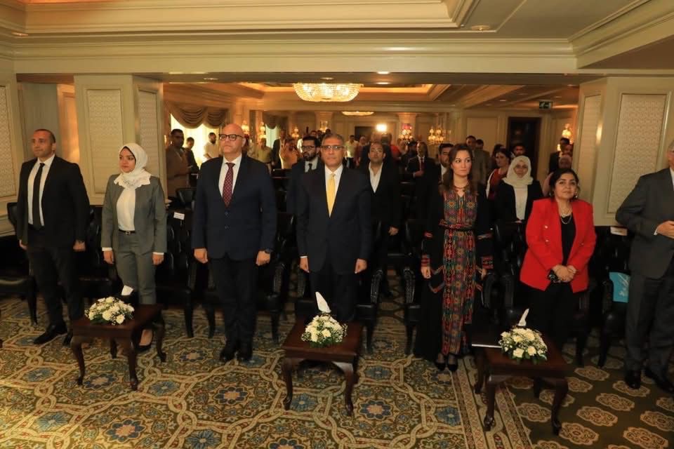 جولة محافظ الجيزة داخل باكيات الحرف اليدوية المعروضة