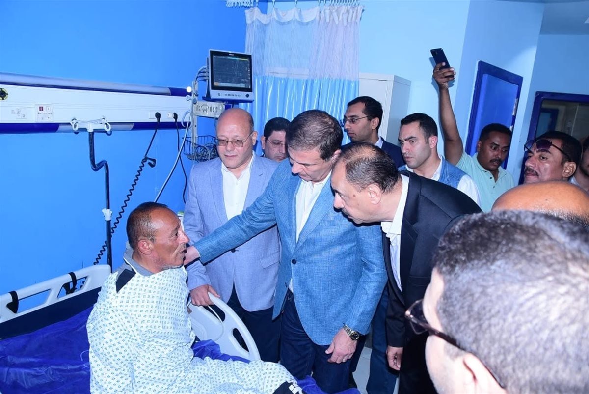 وزير الزراعة يزور مسئول حماية الأراضي المصاب في سوهاج