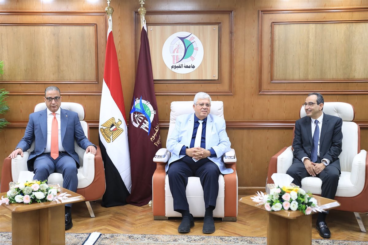 وزير التعليم العالي يضع حجر الأساس لمركز علاج الأورام بجامعة الفيوم