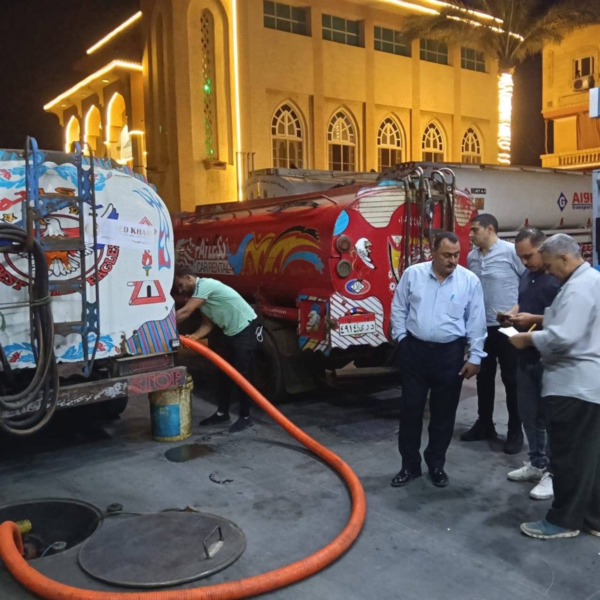 مسؤولو التموين أثناء ضبط سيارة تهريب السولار